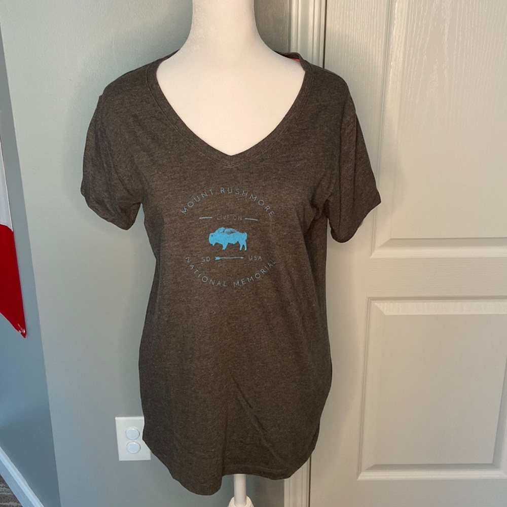 Kastlfel Top Recycled Gray Mount Rushmore V-neck